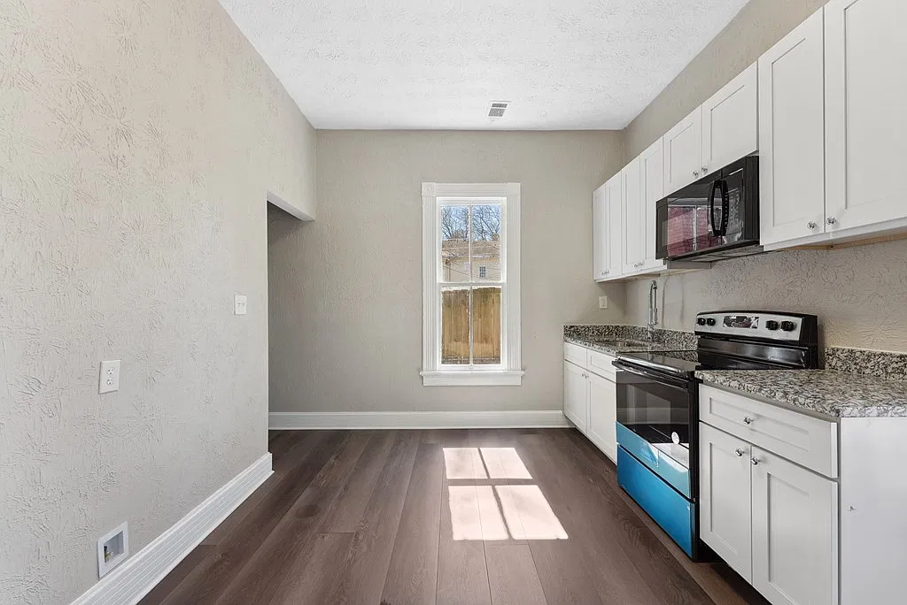 2905 12th Avenue - B — Photo 3