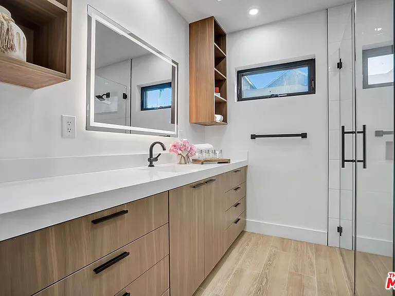 1145 S Longwood Ave — Photo 18