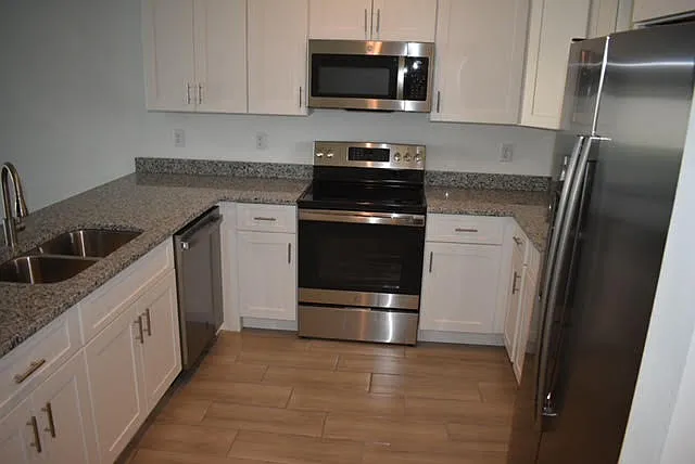 4 bed, 2035 sqft, $2,100 — Photo 2