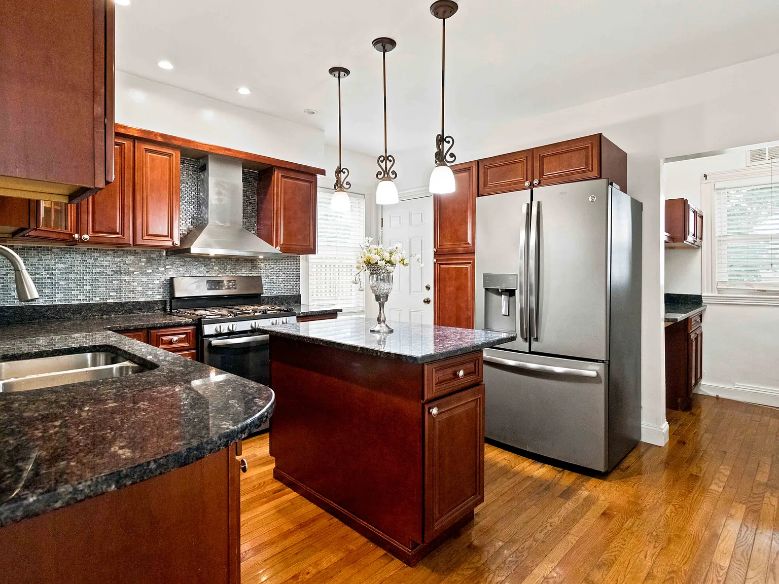 3 bed, 1195 sqft, $3,200 — Photo 1