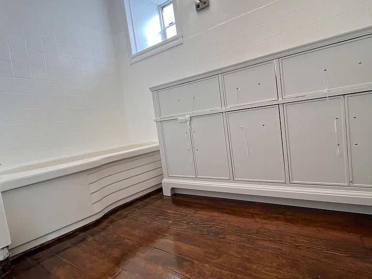 214 W Broadway St — Photo 9