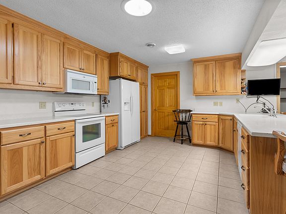 4th image of 10 N Kurt Ave