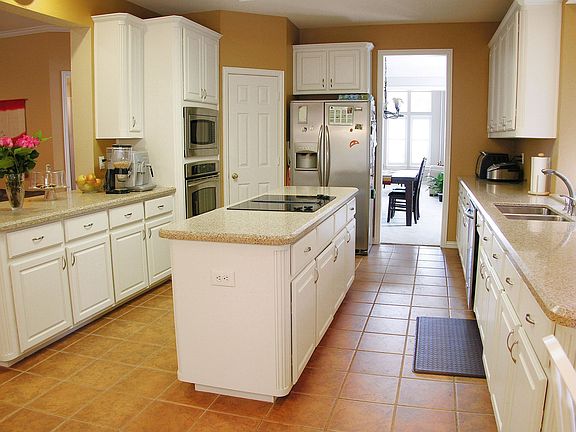 3rd image of 708 Ashleigh Ln
