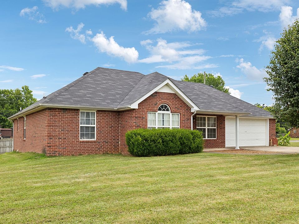 1st image of 215 Valley Ct