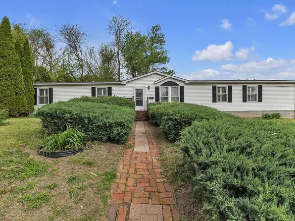 1529 Angelique St, Saint Joseph, MO 64501