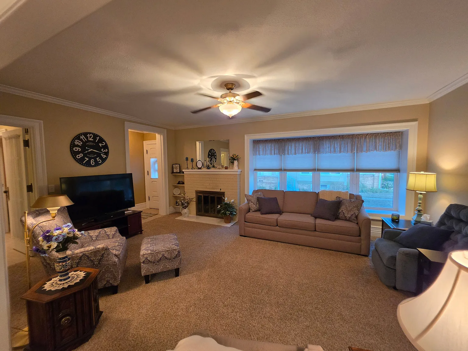 3 bed, 2.0 bath, 900 sqft, $2,400 — Photo 2