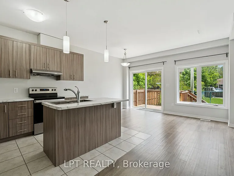217 Louise St — Photo 5