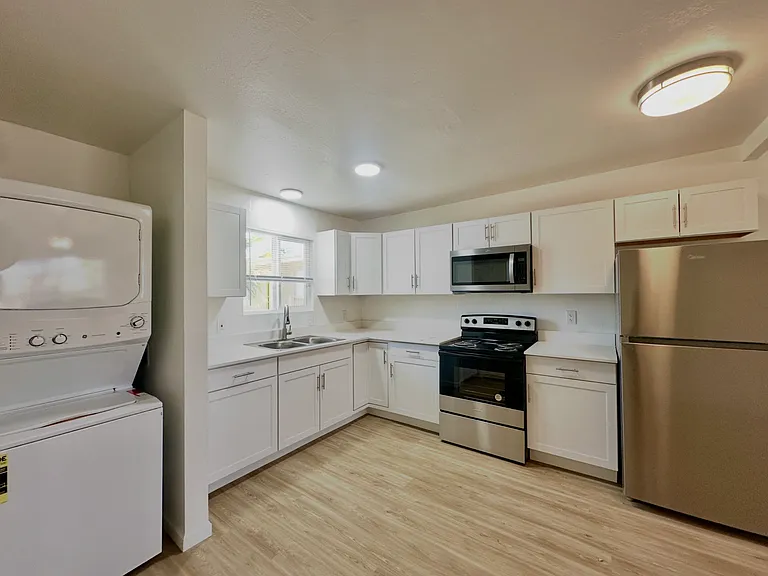 4424 Bellevue Newly Renovated Apartments with All Appliances Included! — Photo 25