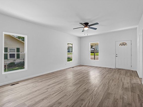 3rd image of 1221 Hardwick St SE