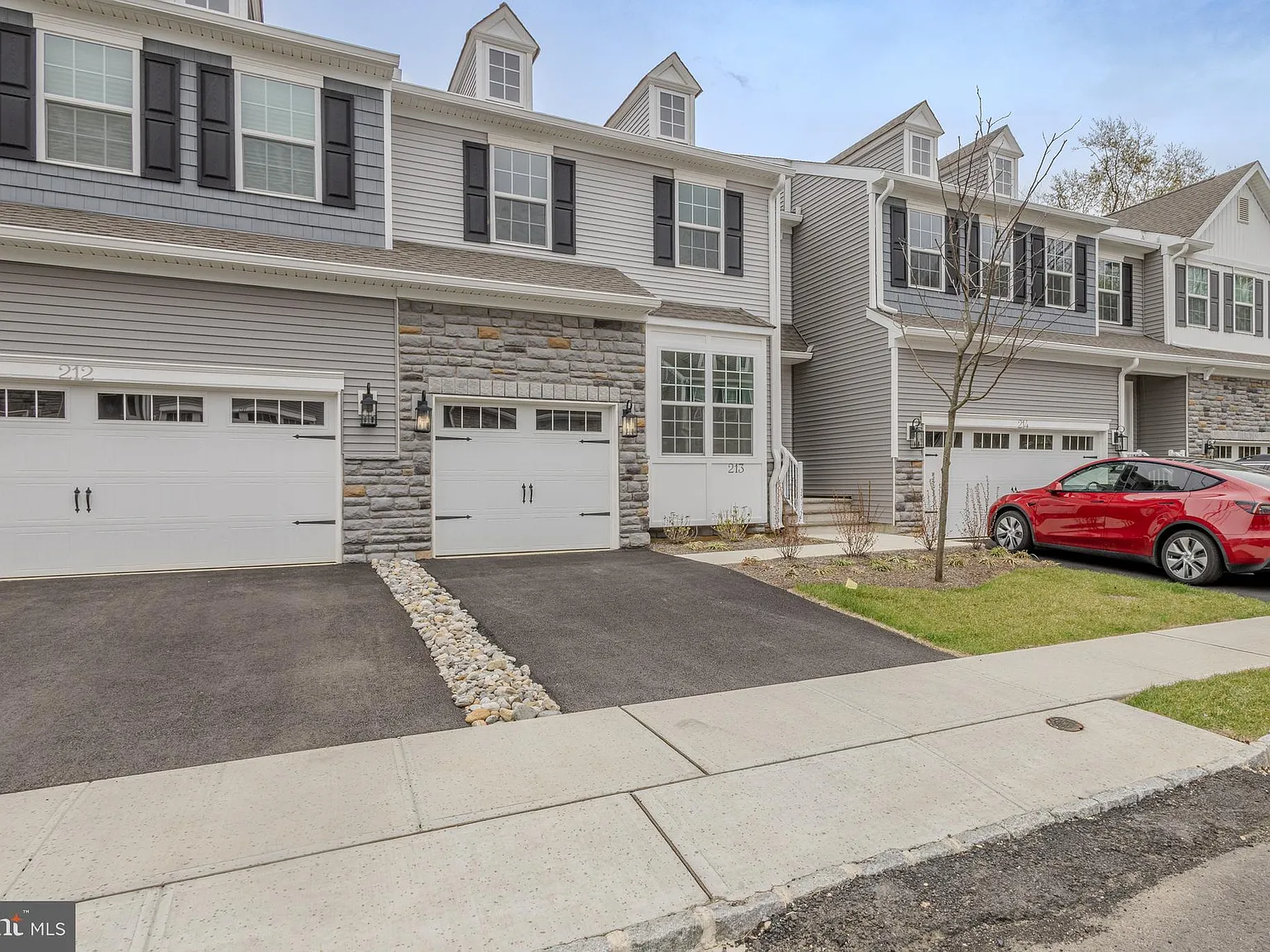 3 bed, 2261 sqft, $4,200 — Photo 1