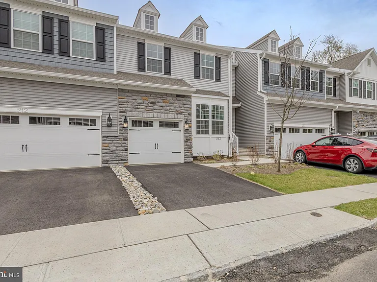 213 Harley Ln — Photo 1