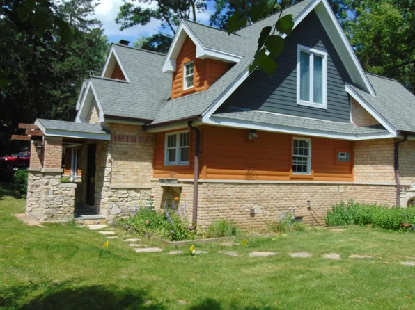 3 Valley Dr, Oakwood Hills, IL 60013