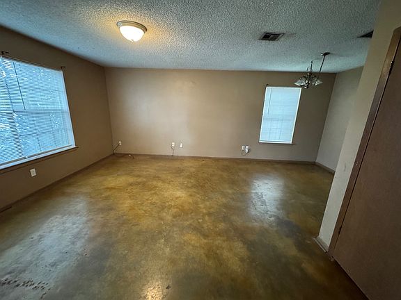 2nd image of 204 Vieux Orleans Cir APT A