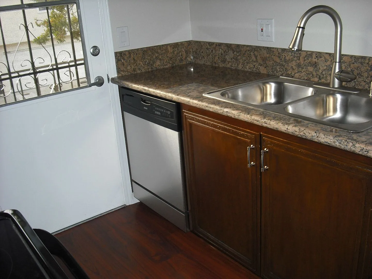 Nicely Upgraded Single level condominium — Photo 2