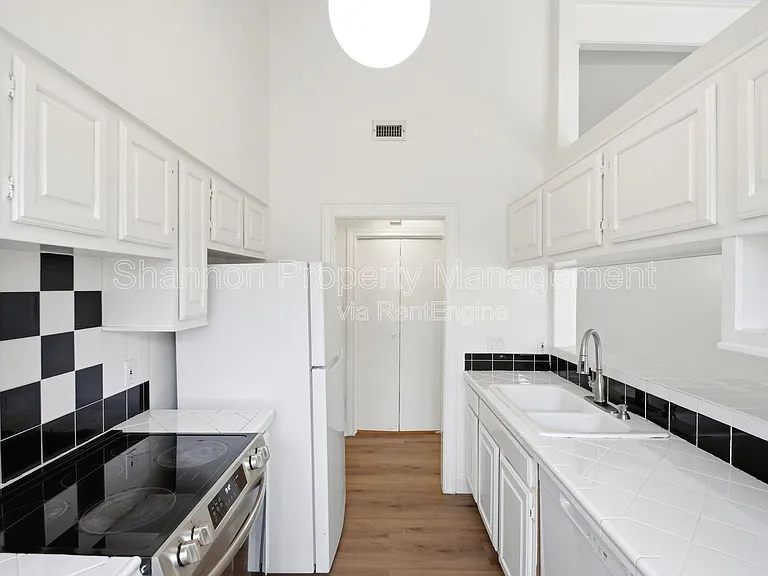 2501 Driscoll St — Photo 7