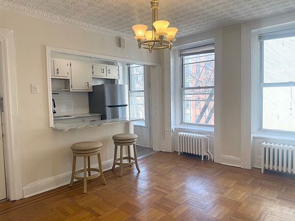 3rd image of 934 Garden St APT 3