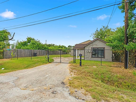 2nd image of 1420 Duff Ln