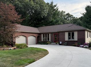 2401 Elderwood Dr NW, Grand Rapids, MI 49544