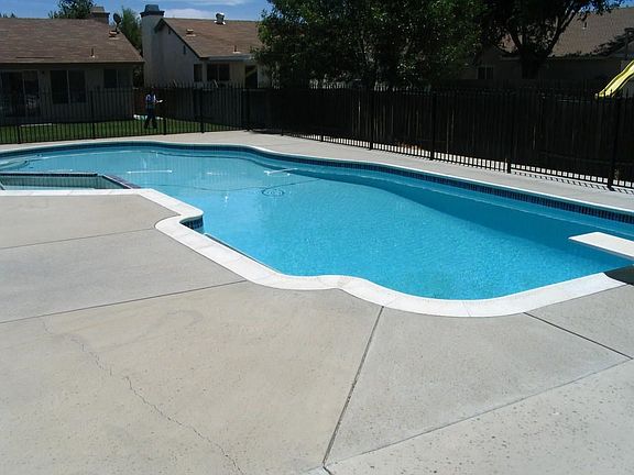 Sparkling Pool with Jacuzzi!