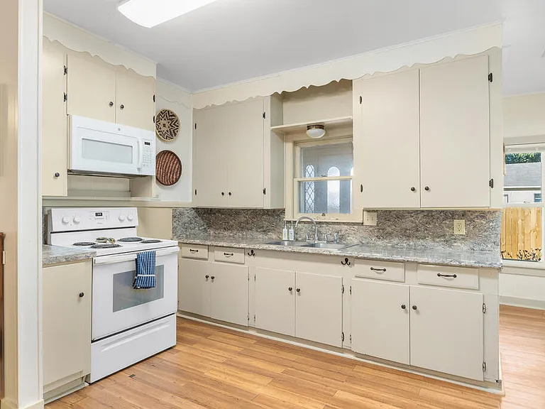 324 Lytle St — Photo 8