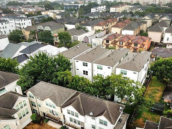 Excellent location, inner loop living, close to downtown, restaurants, Memorial Park and Galleria Area.