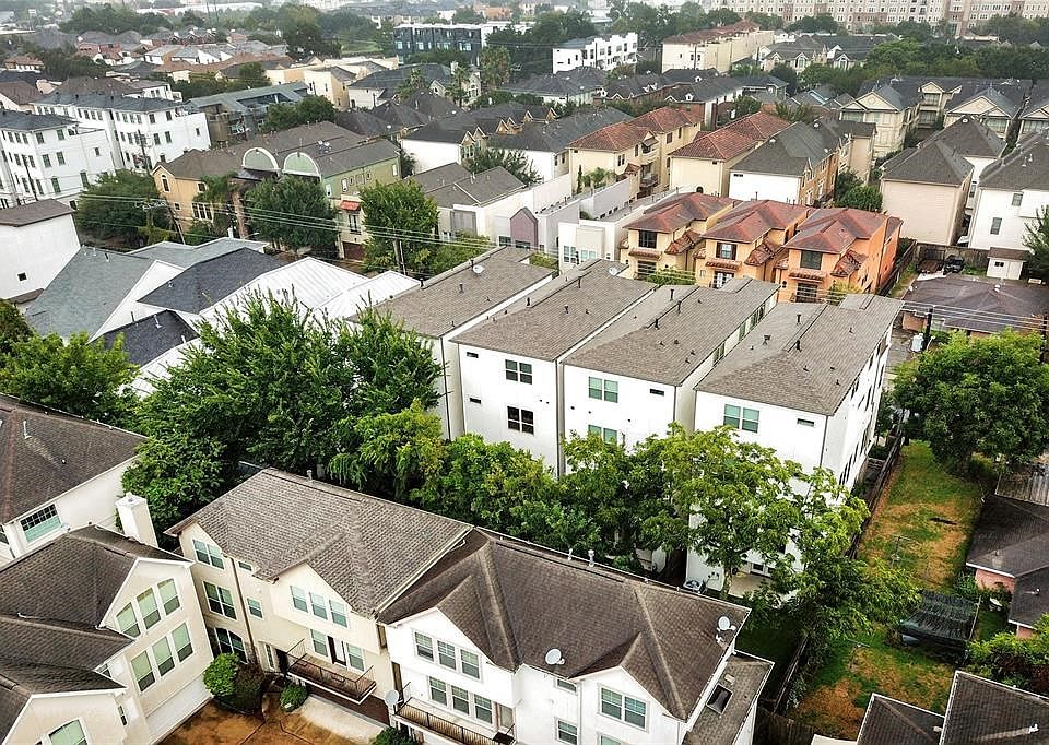 Excellent location, inner loop living, close to downtown, restaurants, Memorial Park and Galleria Area.