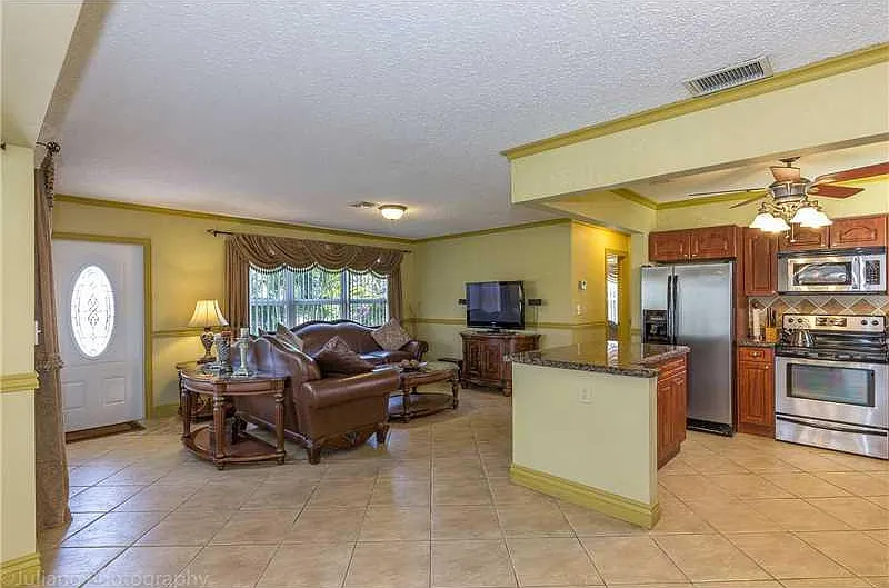 2 bed, 2.0 bath, 950 sqft, $5,390 — Photo 4