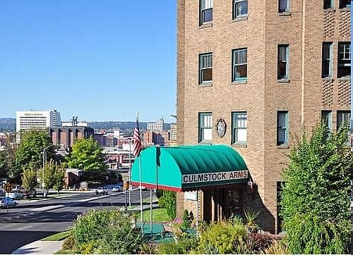 Walking distance to downtown! 