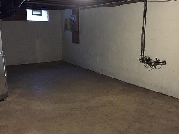Basement with washer/dryer hookups