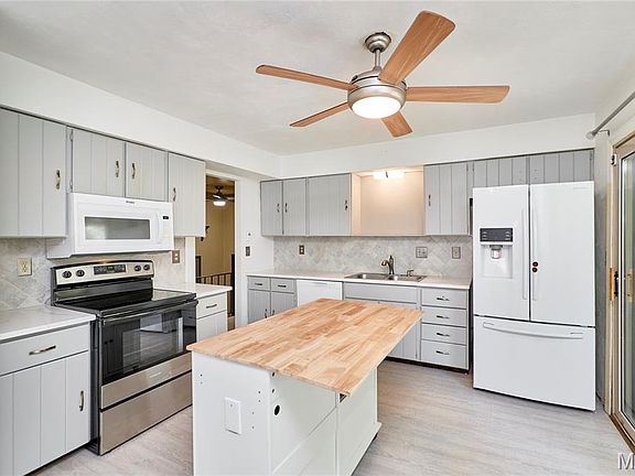 3rd image of 22 Heather Dr