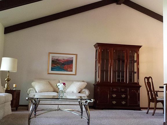 LARGE LIVING ROOM WITH VAULTED CEILINGS! 18'7" X 14'8"