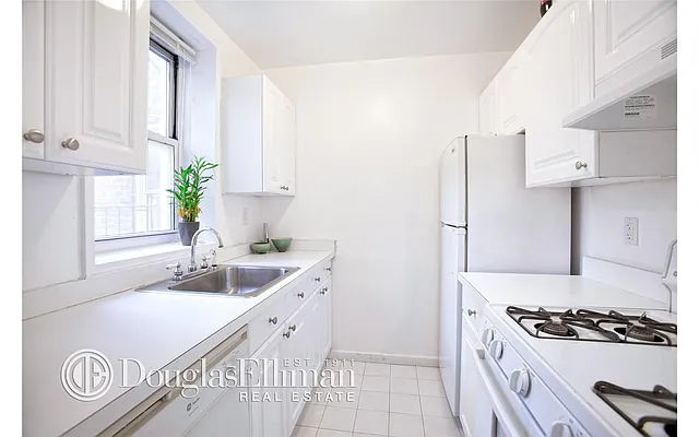 Rented by Douglas Elliman | media 23