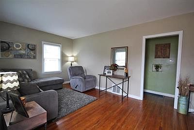 3rd image of 3000 E Cherry St