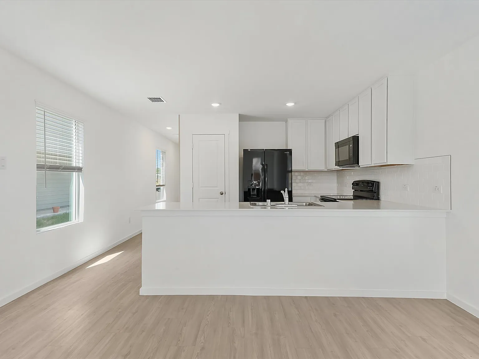3 bed, 2.5 bath, 1374 sqft, $1,850 — Photo 3