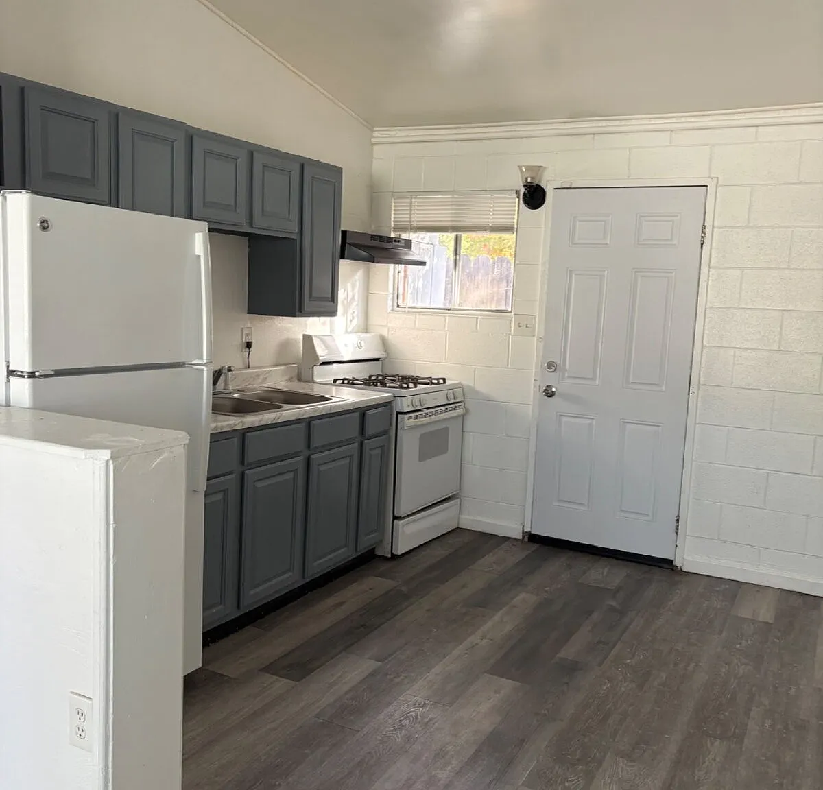 2 bed, 1.0 bath, $1,300 — Photo 2