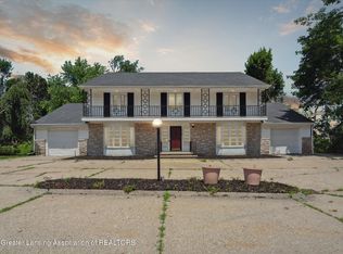 1516 Moores River Dr, Lansing, MI 48910