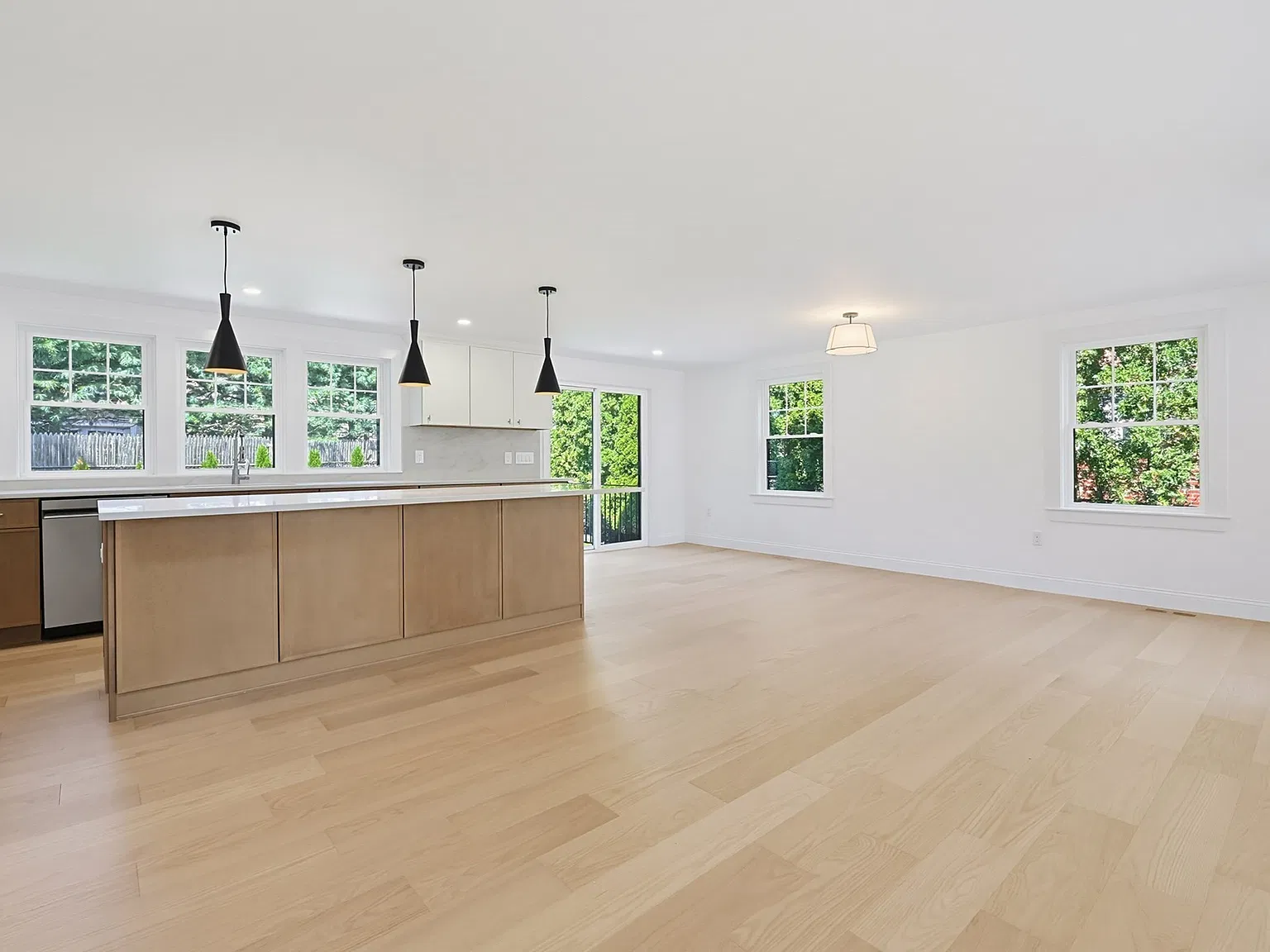 4 bed, 3.0 bath, 2600 sqft, $7,000 — Photo 2