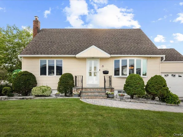4060 Maywood Drive, Seaford, NY 11783