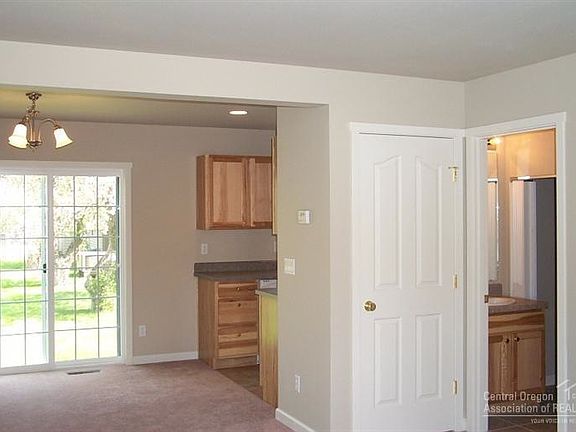 dining/kitchen area