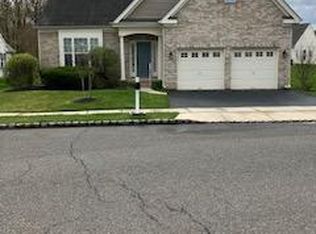 8 Daisy Ct, Marlton, NJ 08053