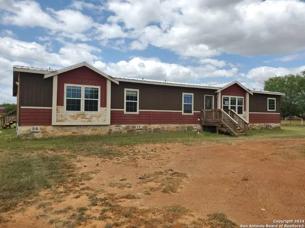 1168 County Road 4600, Dilley, TX 78017