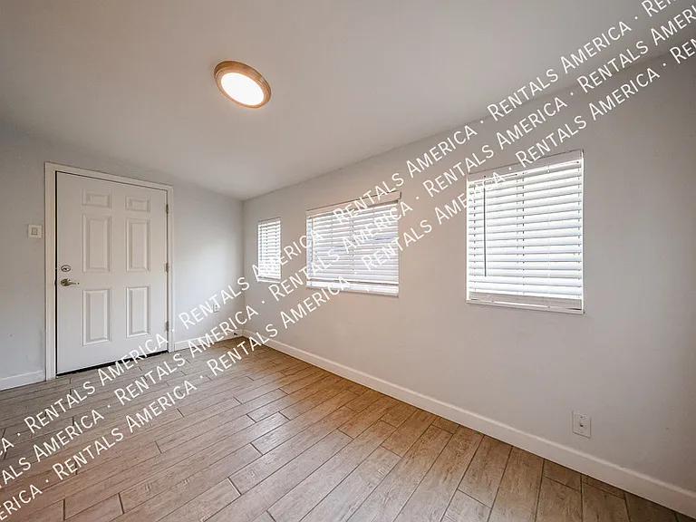 3213 S Albert Ave — Photo 22