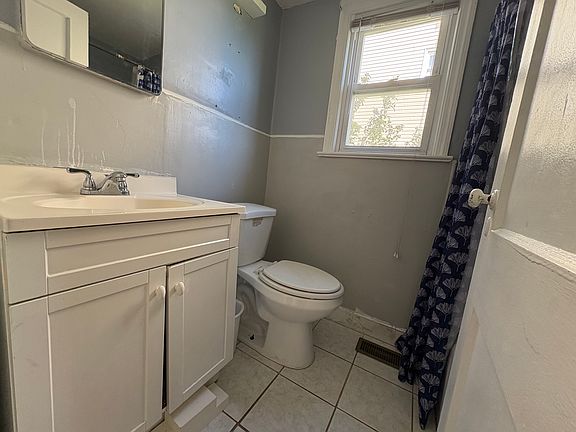 5th image of 1115 Sheridan Ave APT D