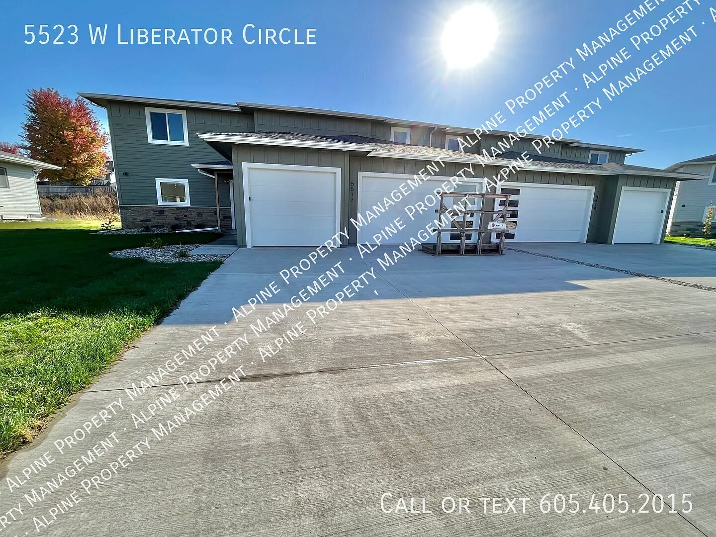 Stunning 5 Bed/2.5 Bath Twinhome! — Photo 2