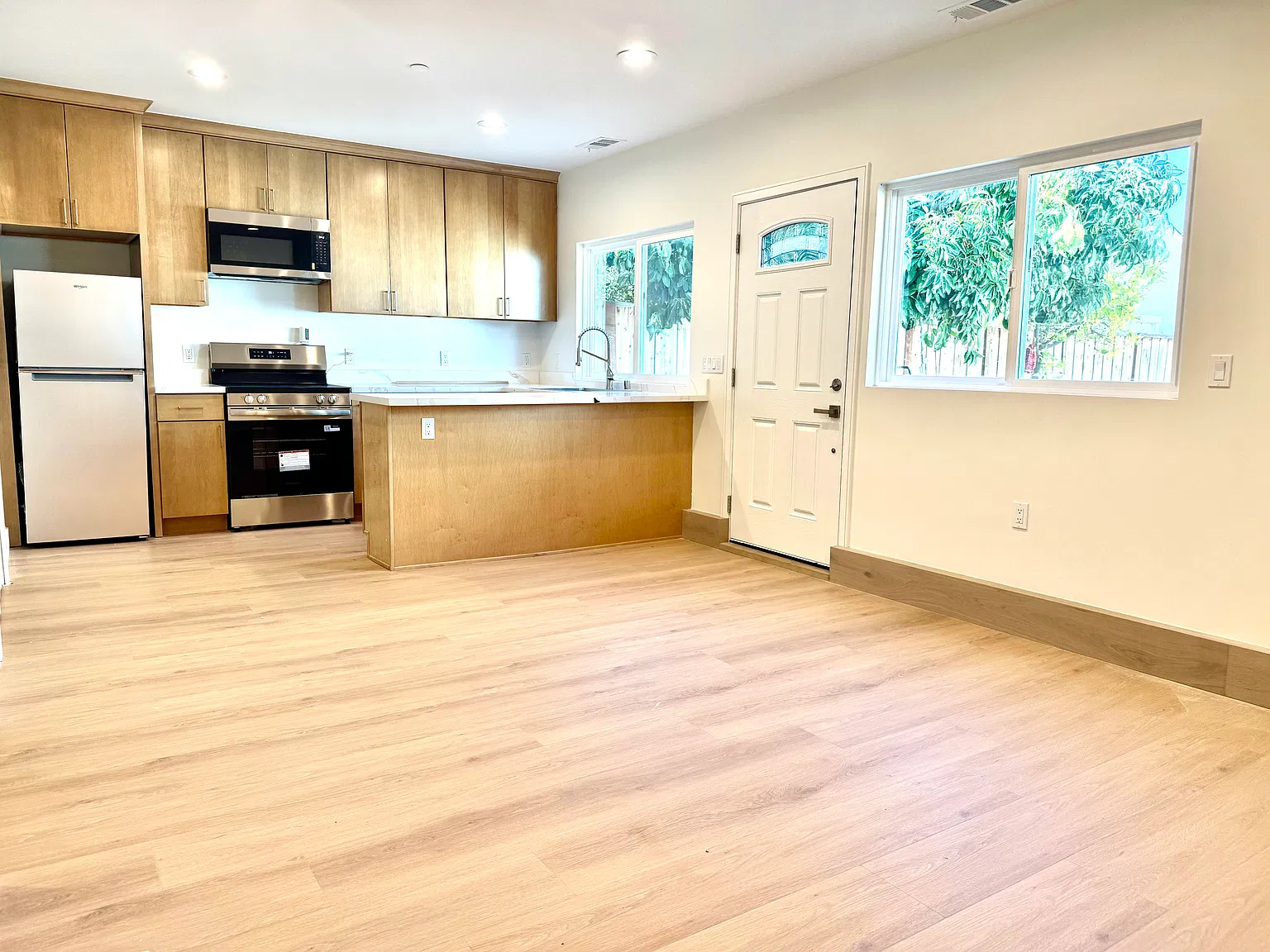 2 bed, 800 sqft, $3,800 — Photo 1