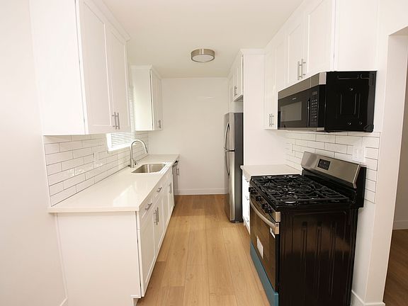 3rd image of 14115 Gilmore St #936