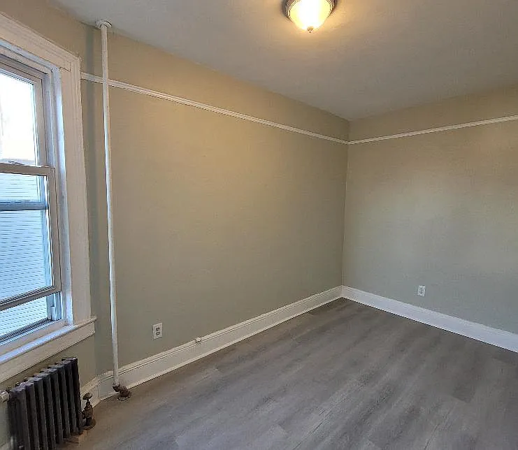 3 bed, 1000 sqft, $2,200 — Photo 3