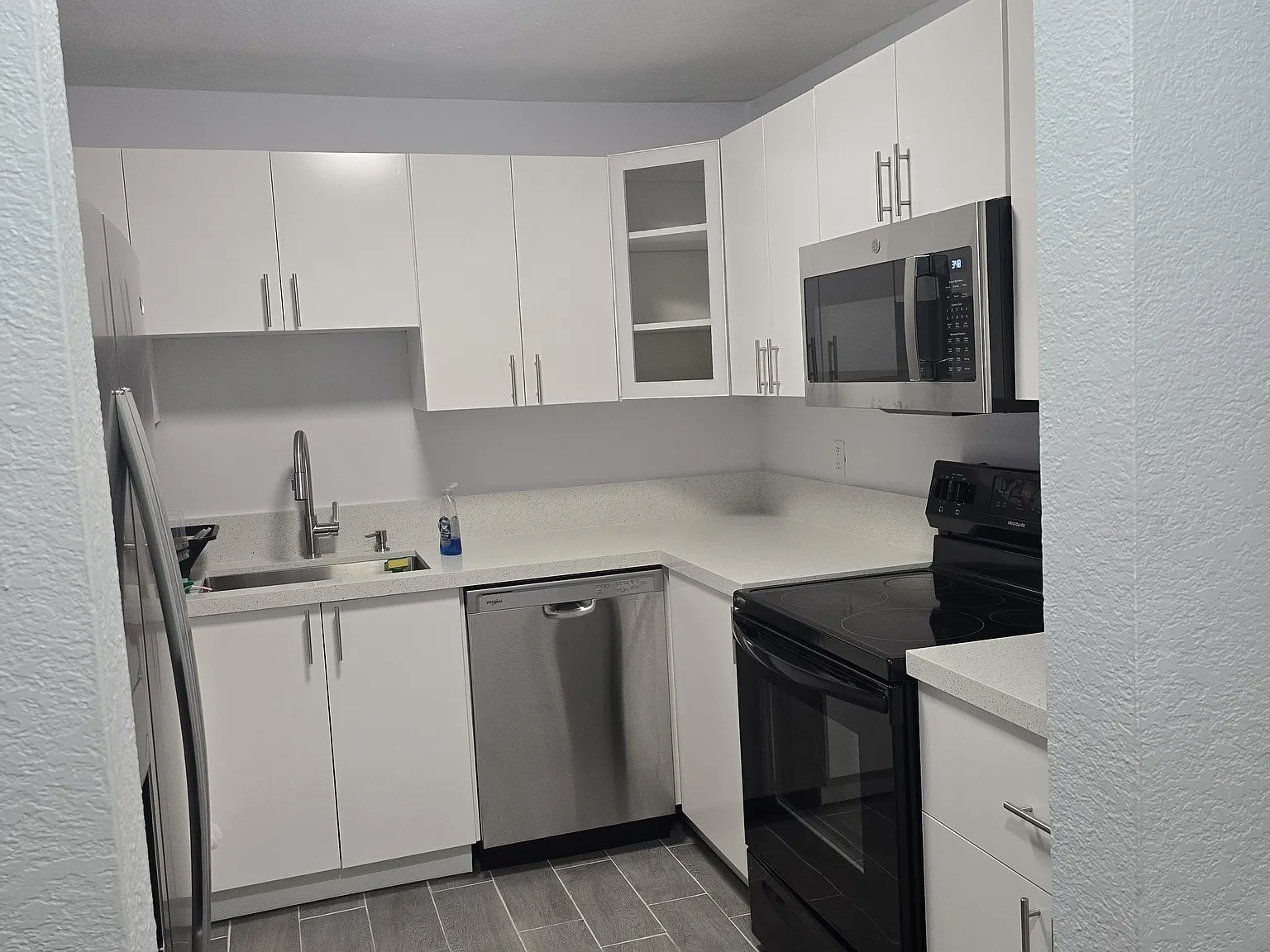 1 bed, 870 sqft, $2,000 — Photo 2