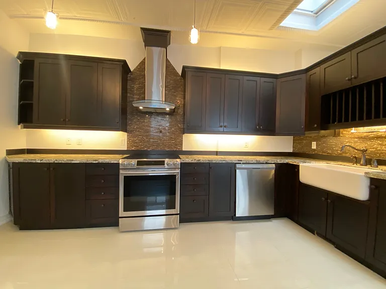 385 Jane St #UPPER FRONT — Photo 3