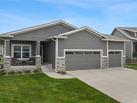 2nd image of 332 NE Pinehurst Cir